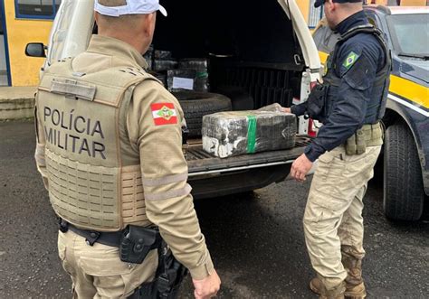 Caminhonete roubada é apreendida quase meia tonelada de maconha