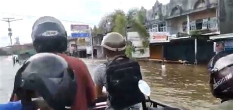 Banjir Tak Kunjung Surut Ojek Perahu Di Sintang Laris Manis Ini Foto