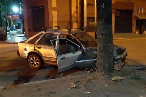 Perdió el control del auto y terminó impactando fuertemente contra un