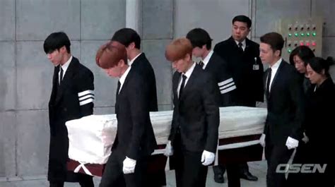 Grieving K Pop Stars Get Together To Carry Shinees Jonghyun To Funeral