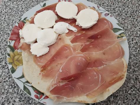 Piadina Con Prosciutto Crudo E Mozzarella Il Sorriso Di Sera