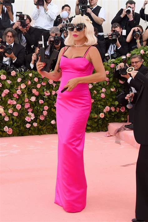 Met Gala 2019 Lady Gaga Usa Quatro Looks No Tapete Vermelho Veja Todos