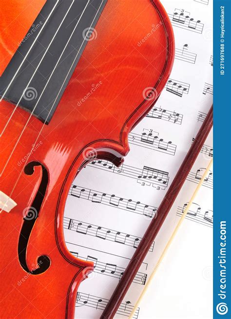 Violino E Arco Violino Fechar Em Fundo Branco Foto De Stock Imagem De