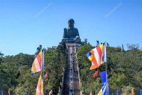 Tian Tan O El Buda Grande Gigante Es Una Gran Estatua De Bronce