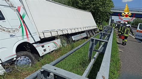 Vigili Del Fuoco Rovigo Tir Tampona Furgone Della Segnaletica