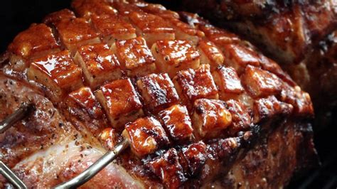 Krustenbraten Vom Schweineschinken Im Grill Auf Der Rotisserie