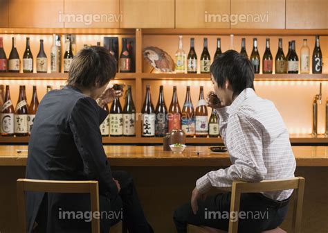 【居酒屋で酒を飲む男性たち】の画像素材01002476 写真素材ならイメージナビ