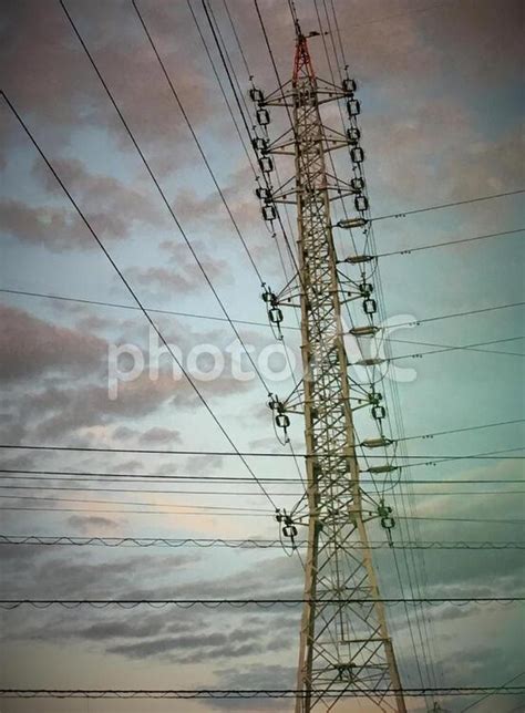 高圧線の鉄塔と夕暮れ空 No 2896226｜写真素材なら「写真ac」無料（フリー）ダウンロードok