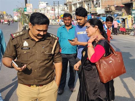 The Woman Was Crossing The Road After Getting Down From The E Rickshaw