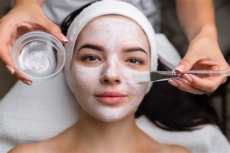 Primer Plano De Una Mujer Que Recibe Tratamiento Facial Con M Scara De