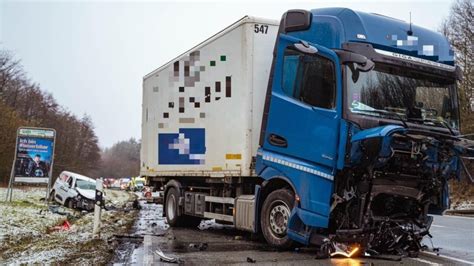 Stundenlange Sperrung der Bundesstraße 1 drei Tote nach schwerem