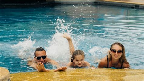 La M Re Et Le P Re Avec Petite Fille S Amusent Dans La Piscine Maman