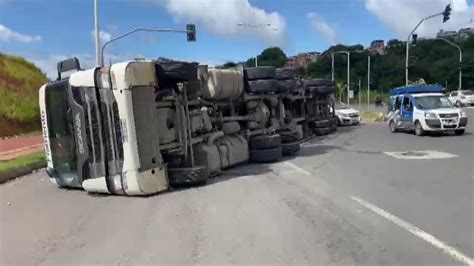 Vídeo Caminhão carga de frangos congelados vira e trava trânsito