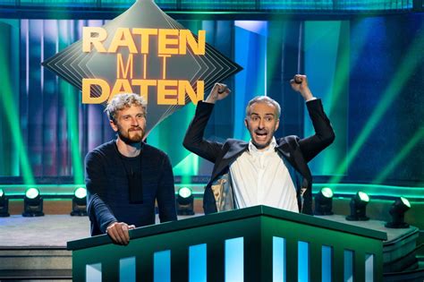 Lass dich überwachen Jan Böhmermann enthüllt Internet Sünden im ZDF