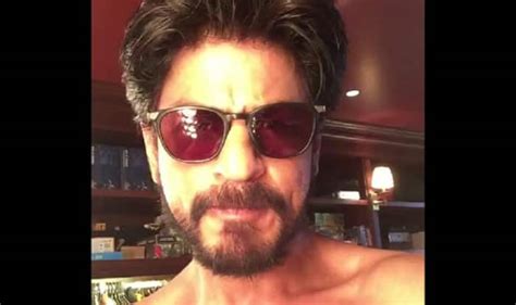 Shah Rukh Khan Goes Shirtless For 13 Million Twitter Followers