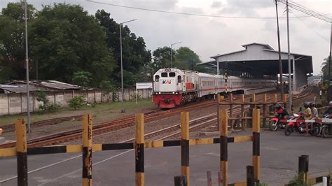 Moment Jarang Terjadi Di Stasiun Karanganyar Ka Progo Memasuki Jalur