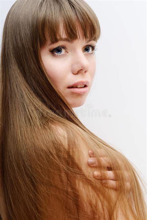 Verticale De Belle Fille Aux Cheveux Longs Photo Stock Image Du