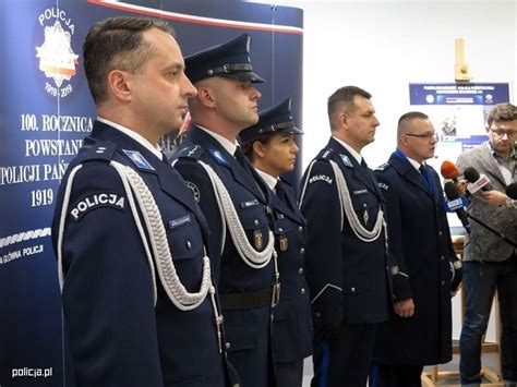 Nowe Mundury Polskiej Policji Nowoczesno Nawi Zuje Do Tradycji