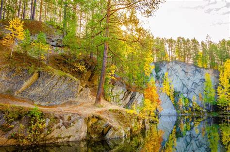 Floresta Nas Rochas Na Margem Do Lago Foto Premium