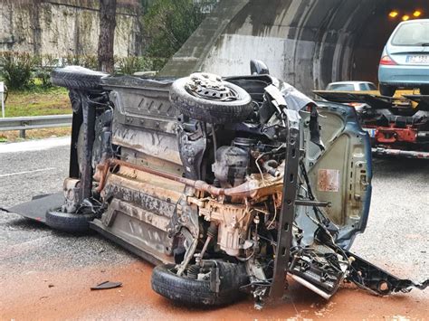 Messina Paurosa Carambola Tra Tre Auto In Tangenziale Due Feriti