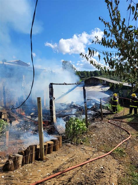 Casa de madeira é consumida por incêndio em Monte Carlo Michel Teixeira