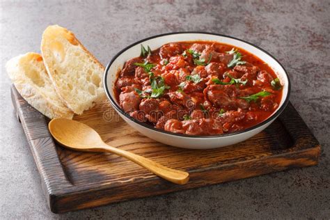 Moela De Galinha Mastigada Num Molho De Tomate Picante Fechado Numa