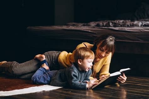 Mère Avec Son Fils Jouant Un Livre De Lecture Photo Gratuite