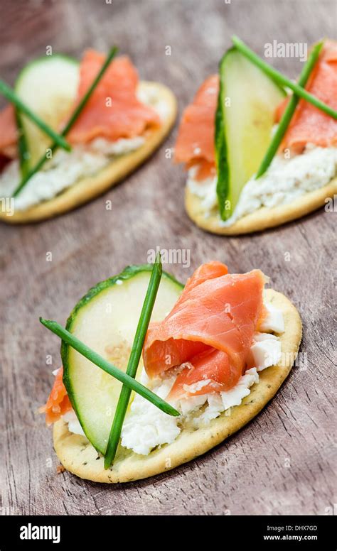 Canapés de saumon fumé concombre et fromage à la crème portrait gros