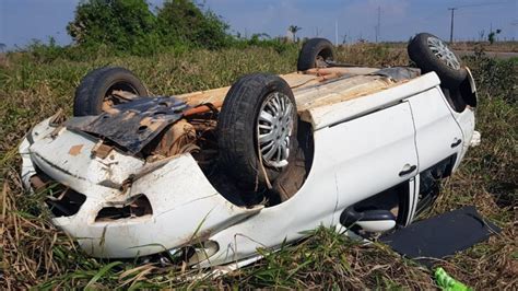 Carro Capota Em Rodovia Estadual No Nort O E Dois Ficam Feridos S