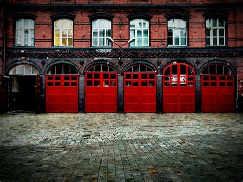 Edificio Antiguo Con Puertas Rojas Foto Premium