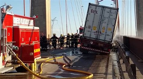 Bomberos sofocaron el incendio del camión sobre el Puente Zárate Brazo