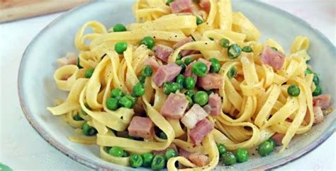 Preparazione Delle Fettuccine Alla Papalina Ricetta Passo Dopo Passo