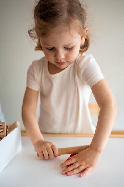 Una Ni A Jugando Con Plastilina Desarrollo Sensorial Y Experiencias