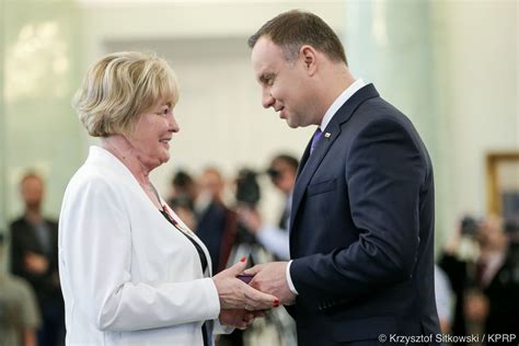 Beata Tarczyńska z Krzyżem Kawalerskim Orderu Odrodzenia Polski