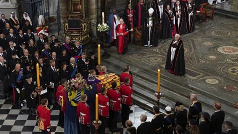 Fun Railles Delizabeth Ii Un Jeune Choriste De Westminster Tait La