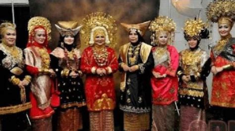 Pakaian Adat Bundo Kanduang Di Sumatera Barat