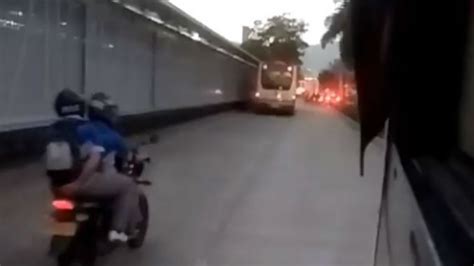 Video Registrada Imprudencia De Motociclistas En Carril De Metropl S