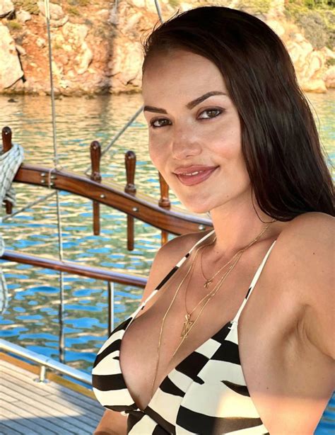 Fahriye Evcen Teknede Mankenler Gibi Poz Verdi