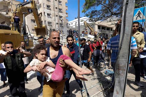 Menina é resgatada de escombros em Gaza veja fotos de hoje 16 05