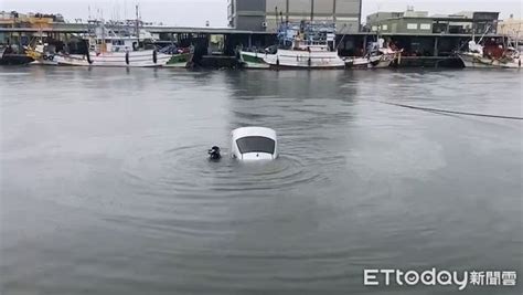 中芸漁港碼頭意外！大雨阻視線 男子連人帶車墜海海巡破窗救援 Ettoday社會新聞 Ettoday新聞雲