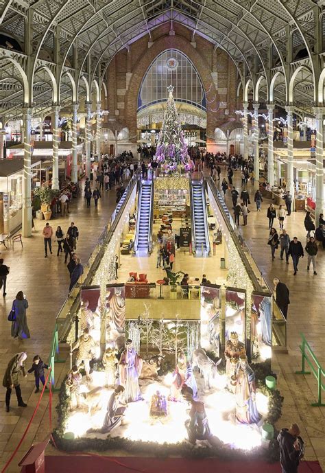 El Mercado de Colón de Valencia enciende las luces de Navidad Las