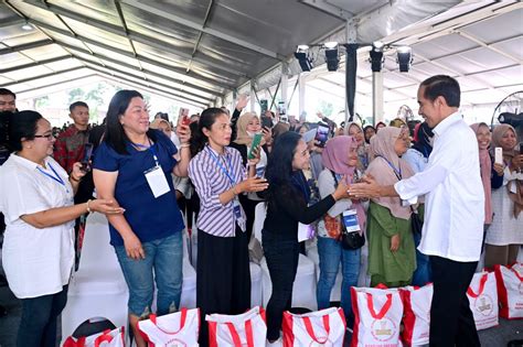 FOTO Silaturahmi Dengan Nasabah Mekaar Presiden Tekankan Pentingnya