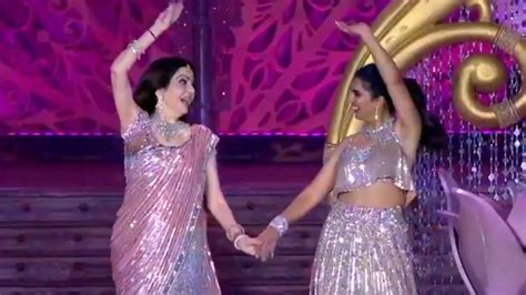 Nita Ambani Dance With Daughter Isha Ambani On Ghar More Pardesiya At