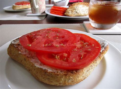 Los Antojos De Clara Tostada Con Aceite De Oliva Queso Crema Tomate