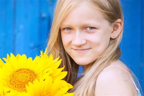 Portrait of a Little Girl with a Sunflower Stock Image - Image of national, sunflowers: 122043775