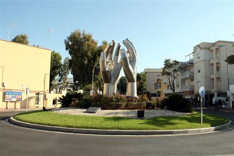 Sculpture Roundabouts Streets Art And Craft Building Tree 4k Building Exterior Day Sky