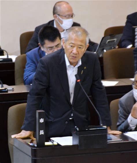 市議会の一般質問で答弁する比田勝尚喜市長 長崎・対馬市長、核ごみ文献調査は「sdgsと相いれず」 市議会で見解 写真・画像 1 1 ｜【西日本新聞me】