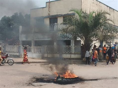 Mwene Ditu Le Torchon Br Le Entre Les Taximans Et Les Agents De La