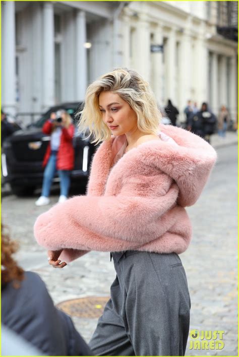 Photo Gigi Hadid Poses On Taxi Maybelline Commercial In Nyc