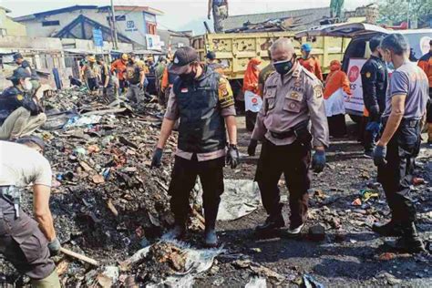 Sejumlah Unsur Gotong Royong Bersihkan Puing Kebakaran Pasar Ciawi